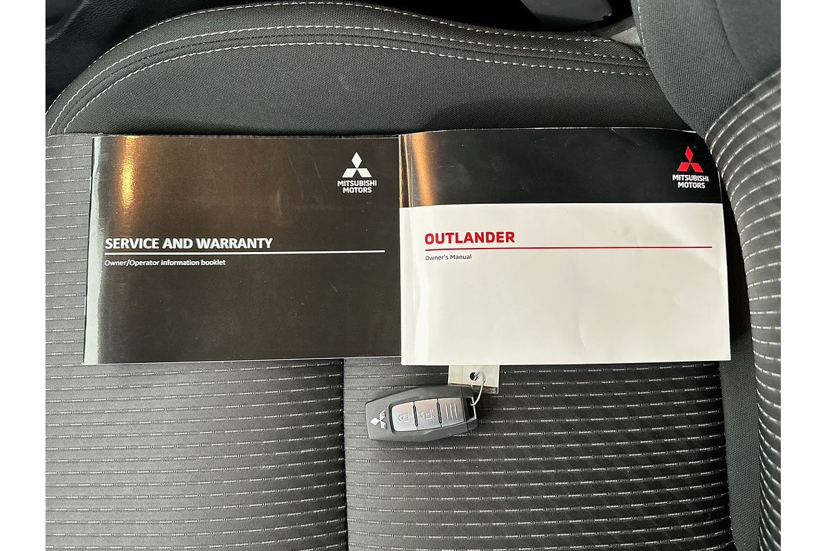 2023 Mitsubishi Outlander LS Black Edition ZM