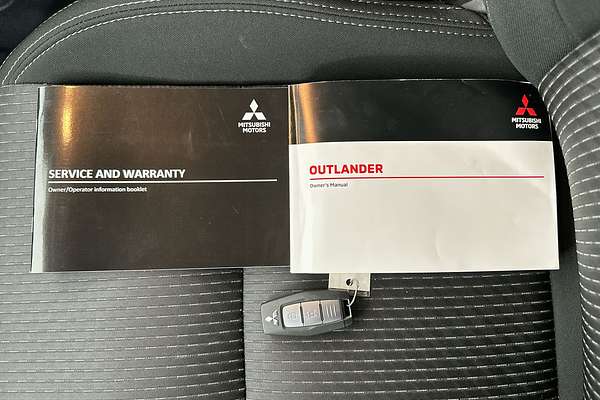 2023 Mitsubishi Outlander LS Black Edition ZM