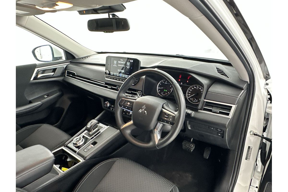 2023 Mitsubishi Outlander LS Black Edition ZM