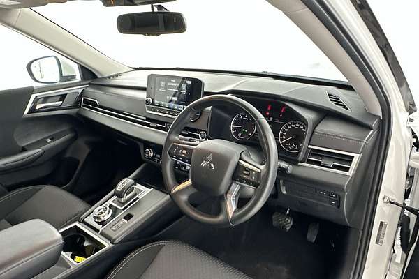 2023 Mitsubishi Outlander LS Black Edition ZM