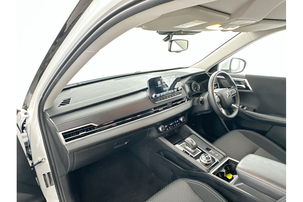 2023 Mitsubishi Outlander LS Black Edition ZM