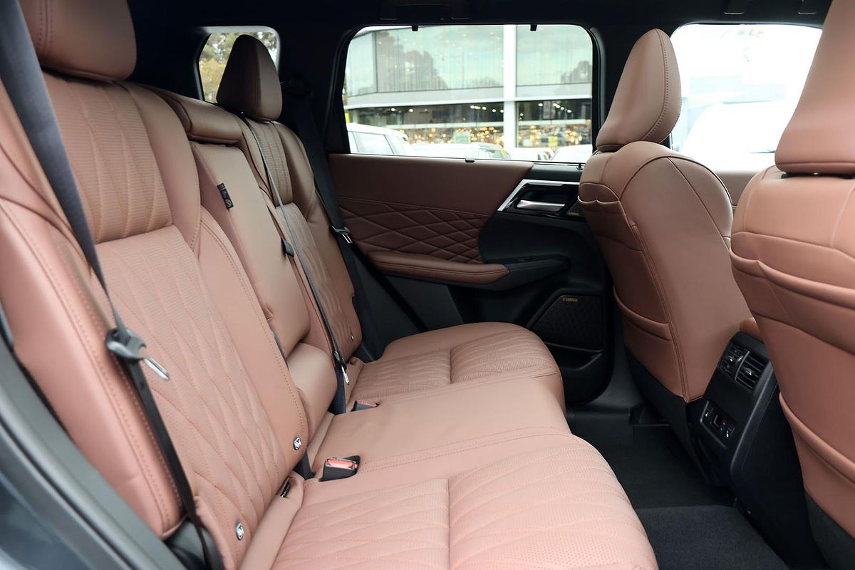 2025 Mitsubishi Outlander Exceed Tourer ZM