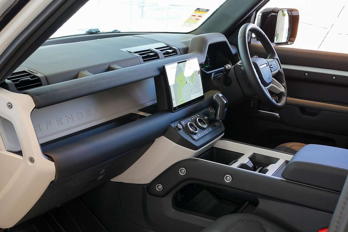 2024 Land Rover Defender 110 P400 X-Dynamic SE L663