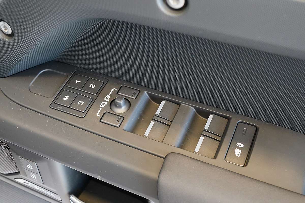 2024 Land Rover Defender 110 P400 X-Dynamic SE L663