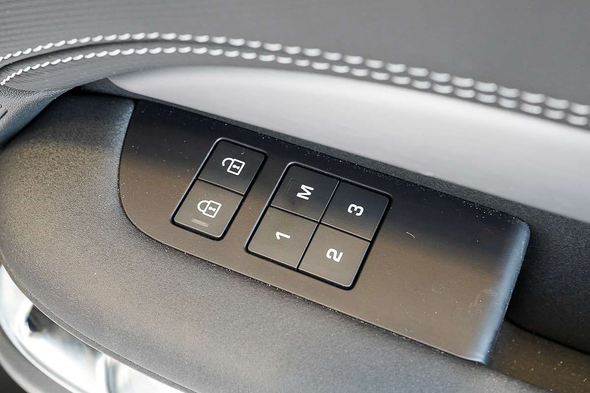 2024 Land Rover Discovery P360 Dynamic SE Series 5