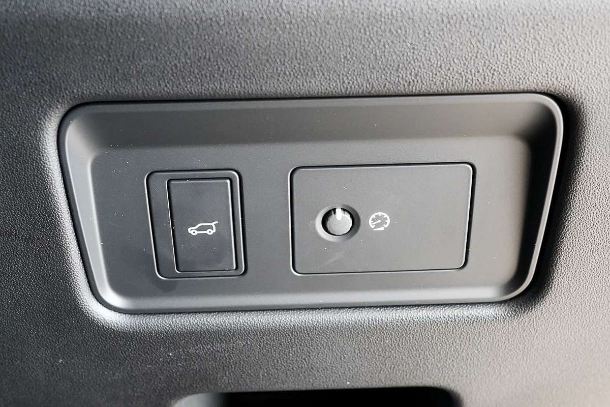 2024 Land Rover Discovery P360 Dynamic SE Series 5