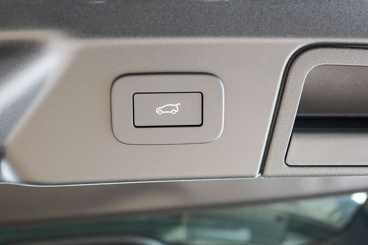 2024 Land Rover Range Rover Velar P250 Dynamic SE L560