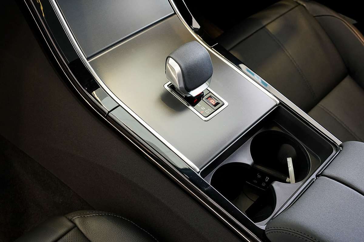 2024 Land Rover Range Rover Velar P250 Dynamic SE L560
