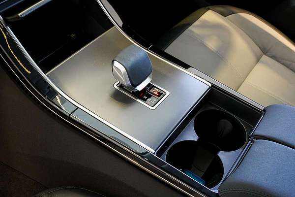 2024 Land Rover Range Rover Velar P250 Dynamic SE L560