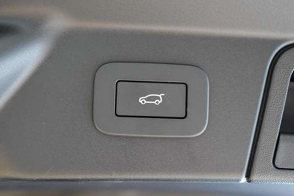 2024 Land Rover Range Rover Velar P250 Dynamic SE L560