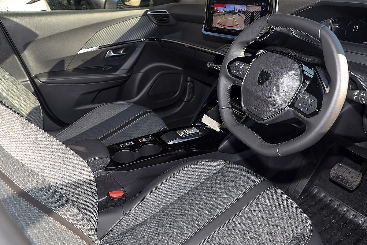 2025 Peugeot 2008 Allure Hybrid P24