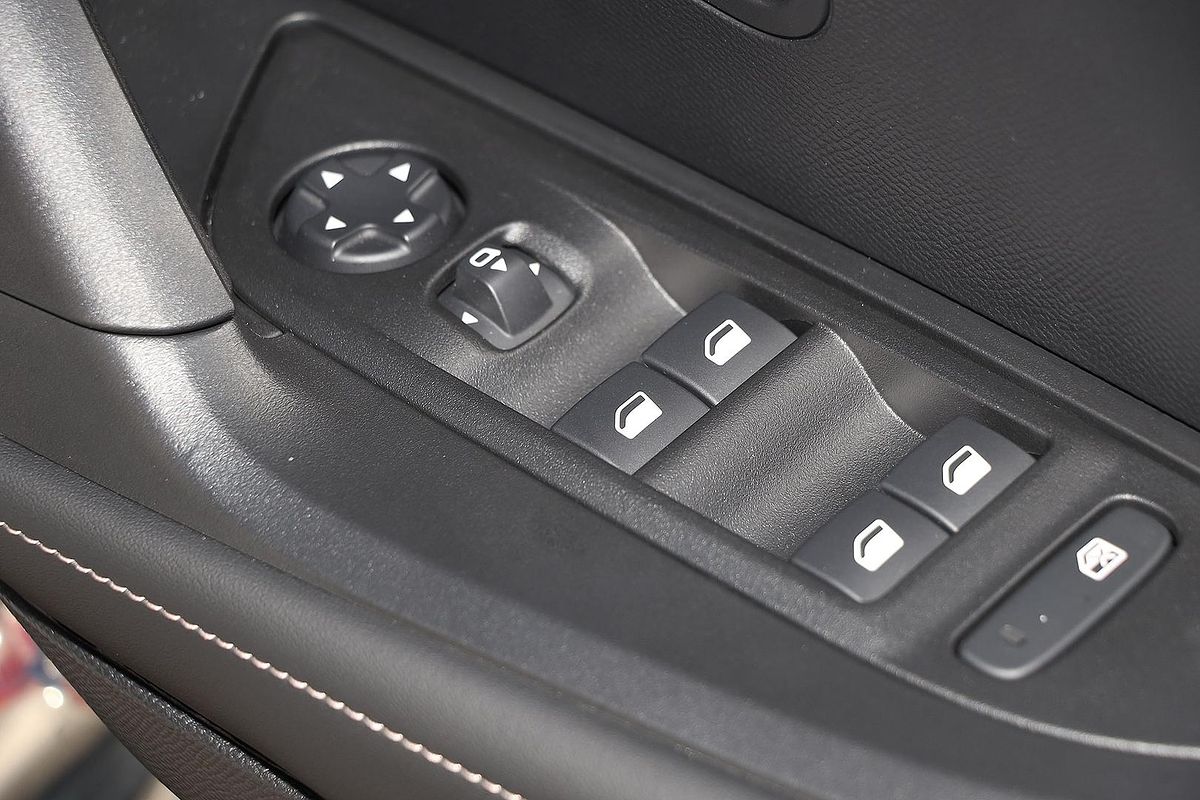 2025 Peugeot 2008 Allure Hybrid P24