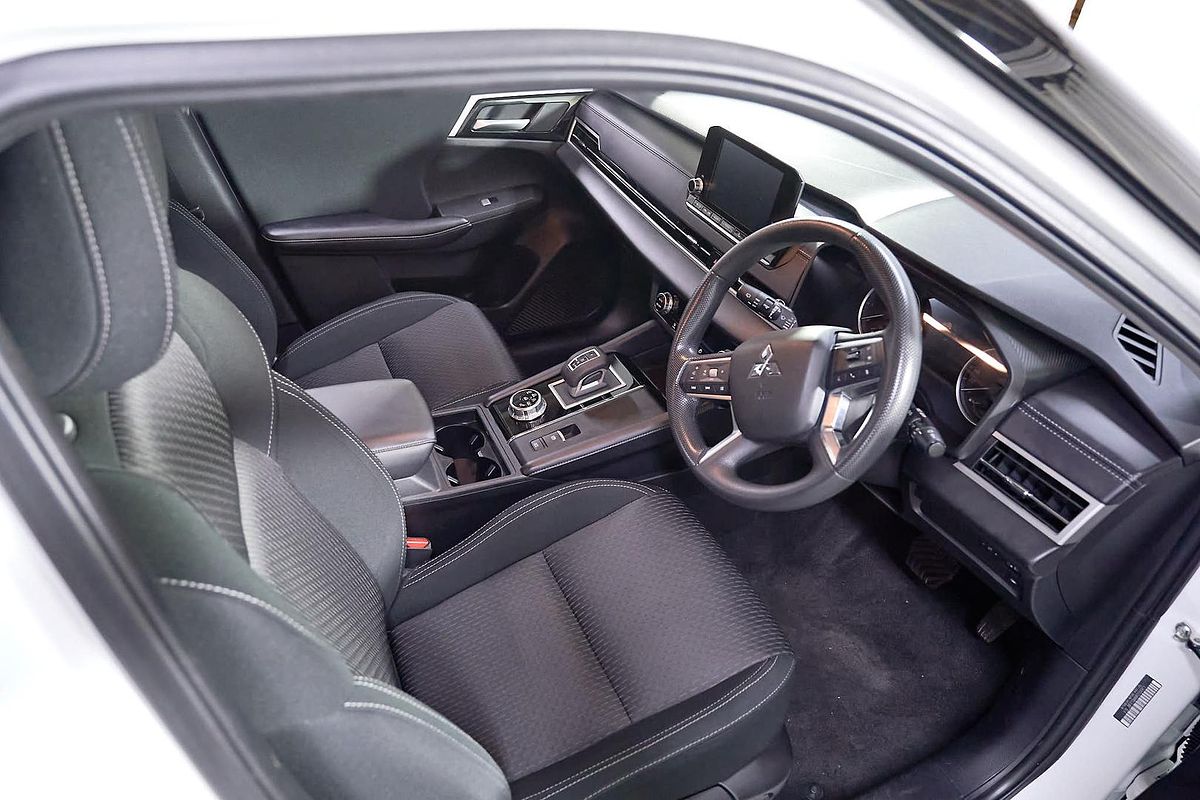 2024 Mitsubishi Outlander ES ZM