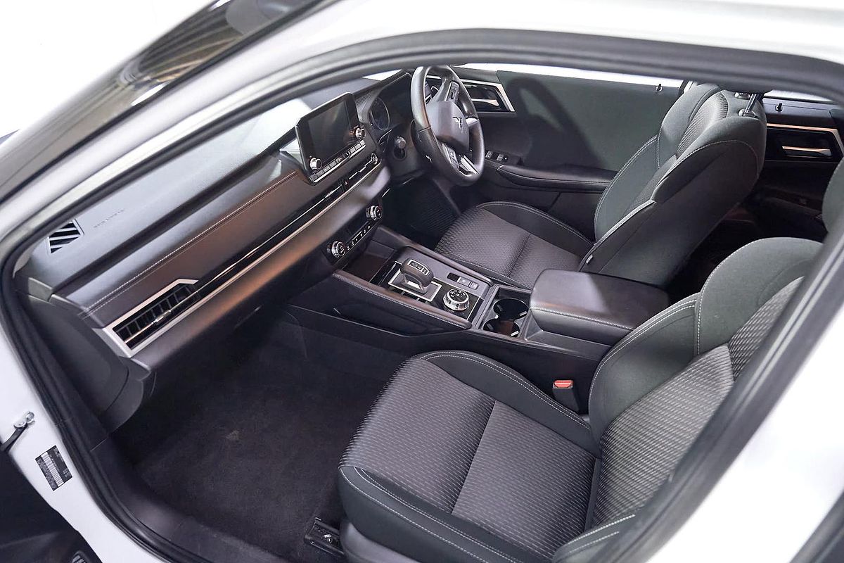 2024 Mitsubishi Outlander ES ZM