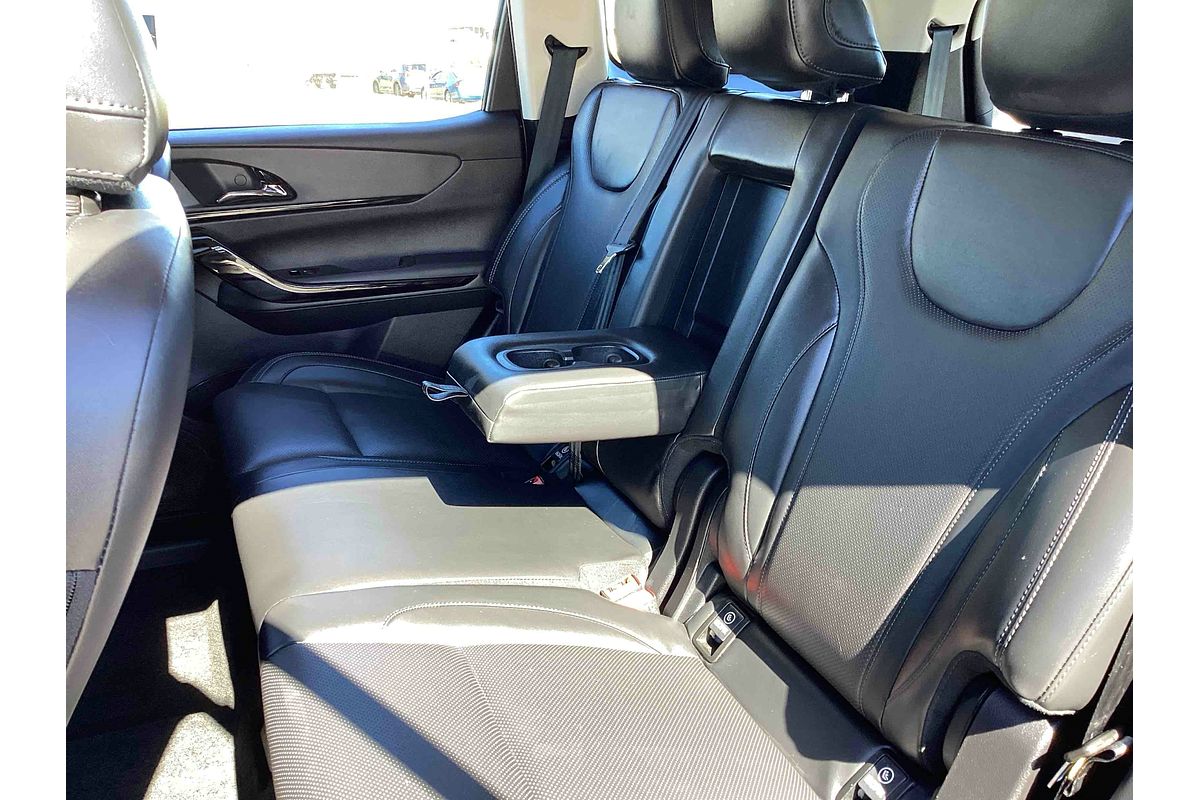 2025 Mahindra XUV700 AX7L