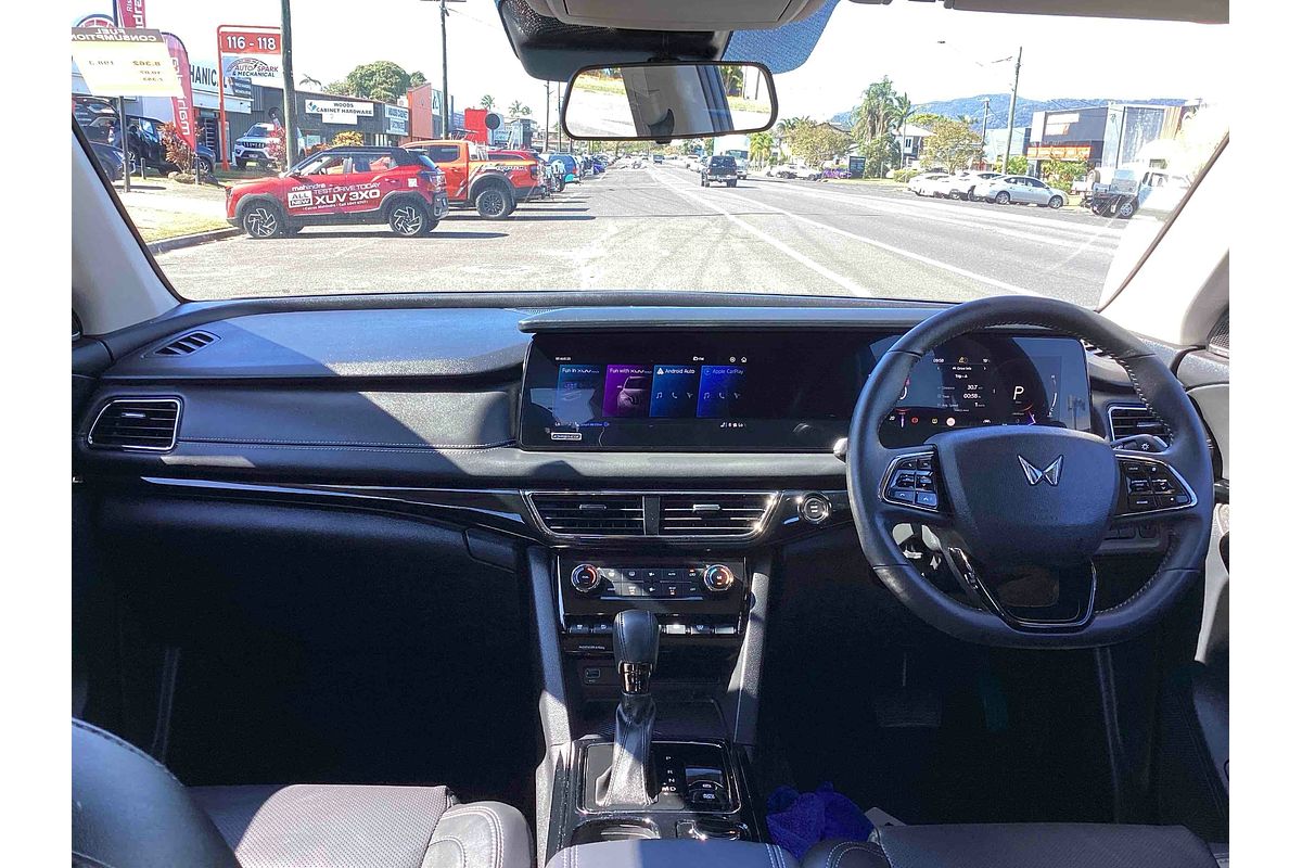 2025 Mahindra XUV700 AX7L