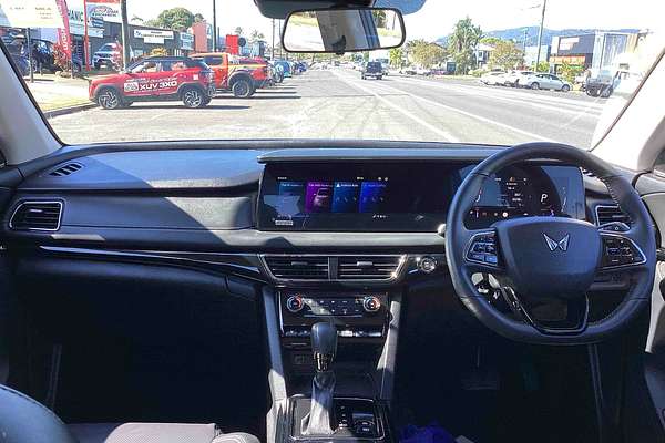 2025 Mahindra XUV700 AX7L