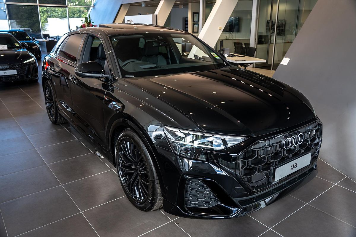 2025 Audi Q8 50 TDI S line F1