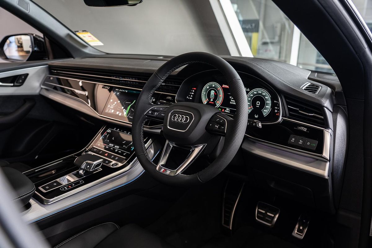 2025 Audi Q8 50 TDI S line F1
