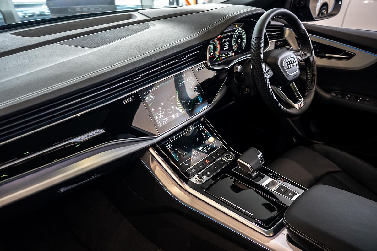 2025 Audi Q8 50 TDI S line F1