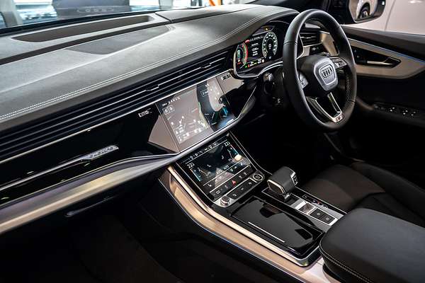 2025 Audi Q8 50 TDI S line F1