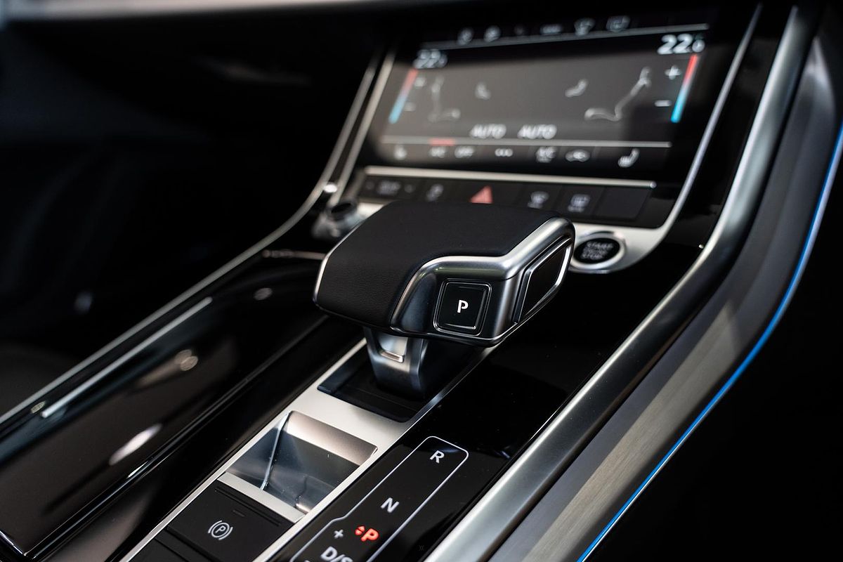2025 Audi Q8 50 TDI S line F1