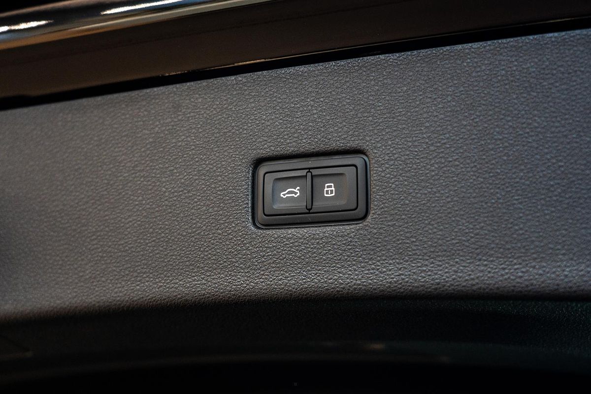 2025 Audi Q8 50 TDI S line F1