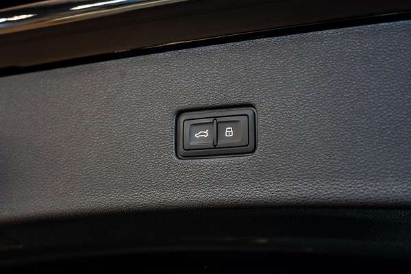 2025 Audi Q8 50 TDI S line F1