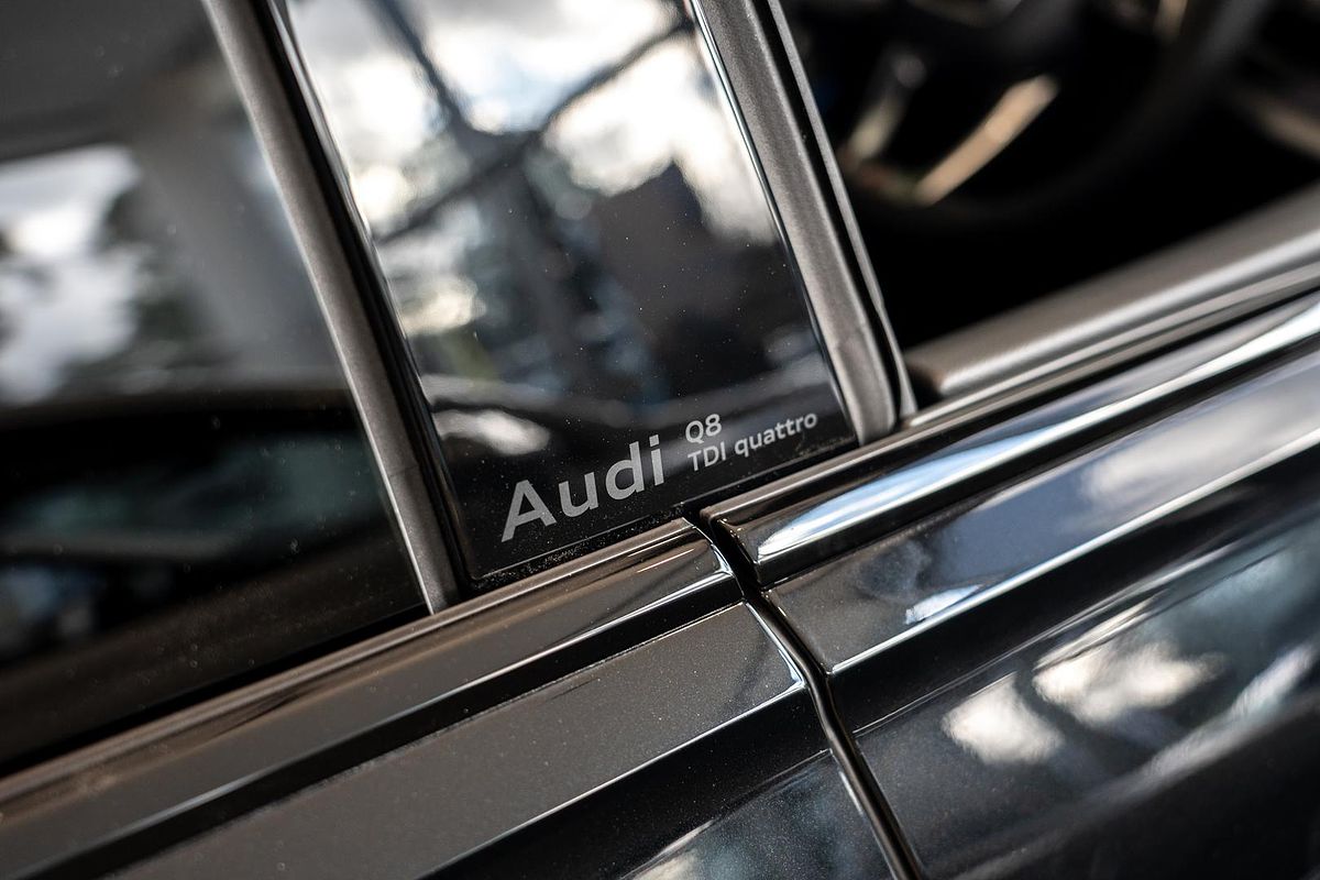 2025 Audi Q8 50 TDI S line F1