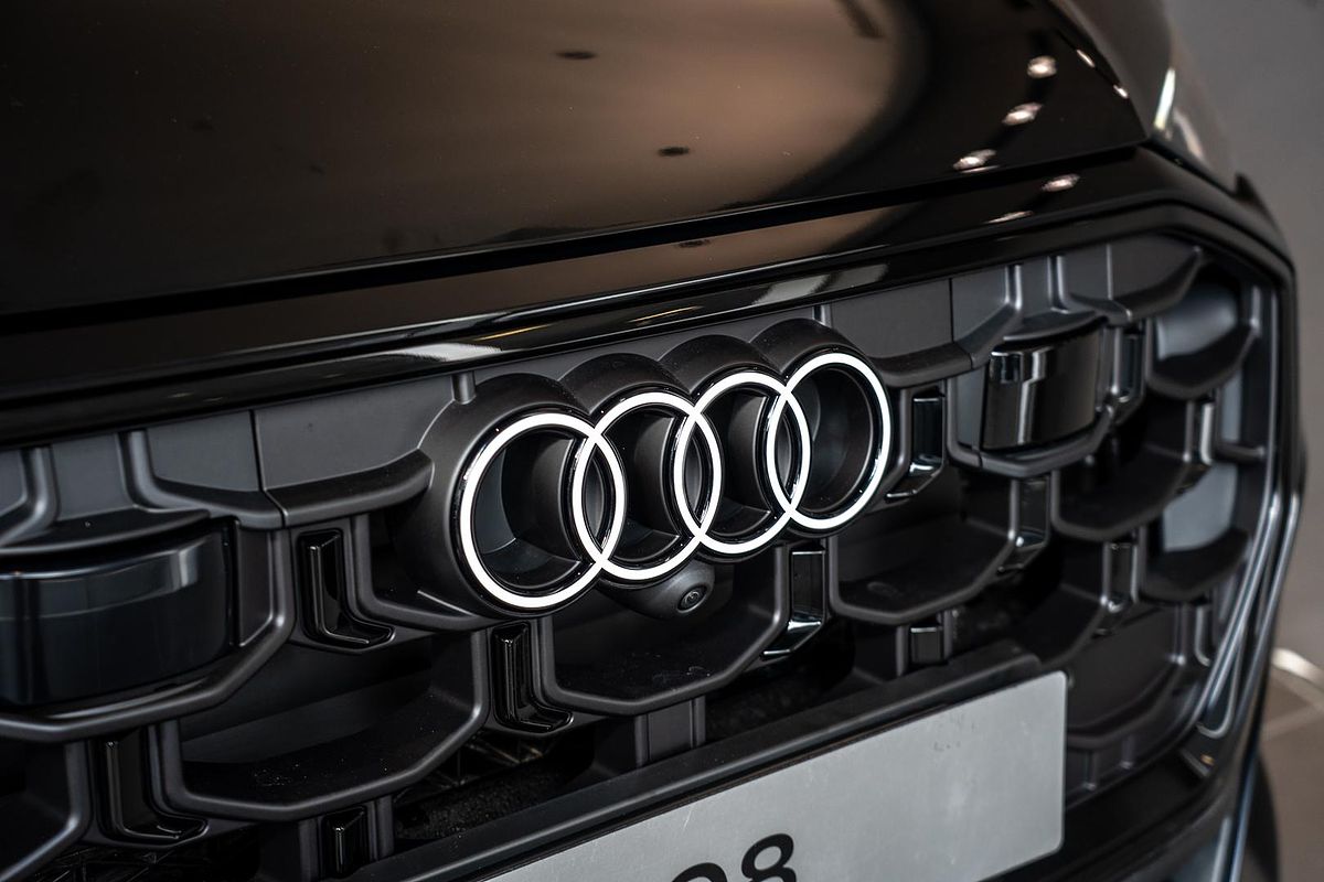 2025 Audi Q8 50 TDI S line F1