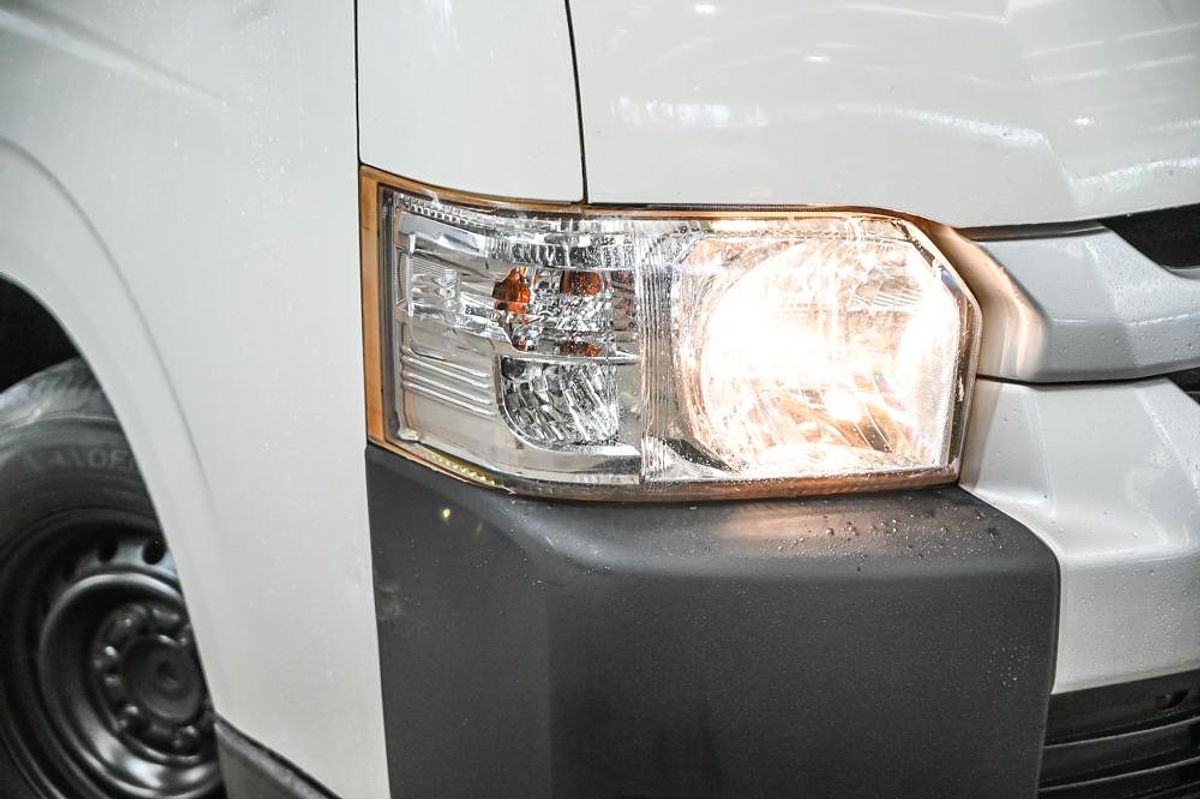 2018 Toyota Hiace Commuter KDH223R