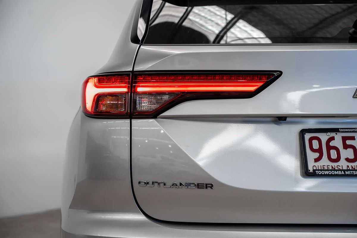 2023 Mitsubishi Outlander ES ZM