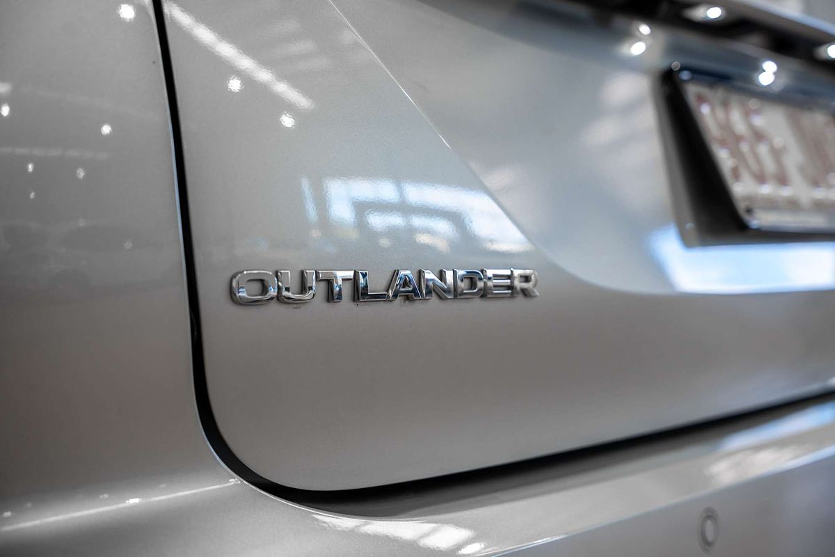 2023 Mitsubishi Outlander ES ZM