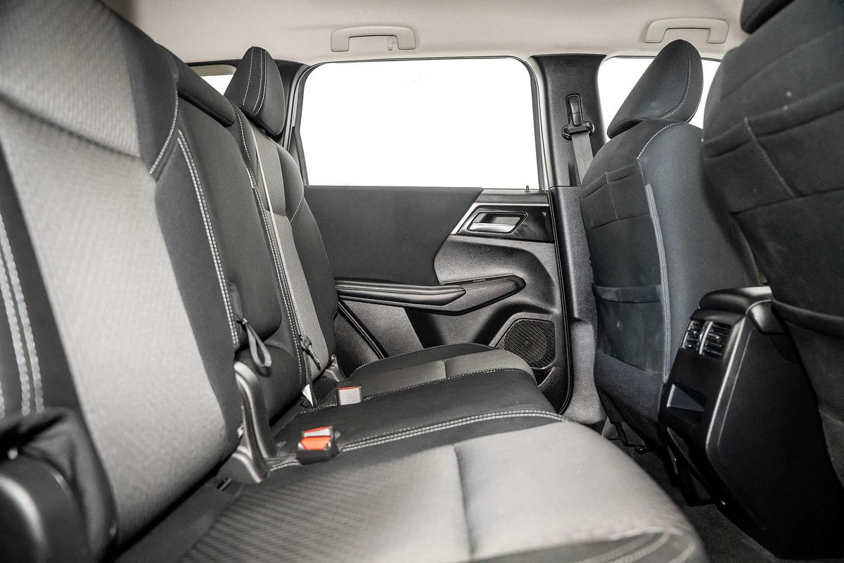 2023 Mitsubishi Outlander ES ZM