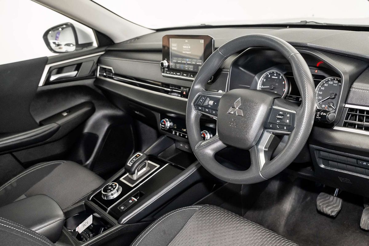 2023 Mitsubishi Outlander ES ZM