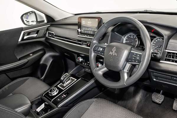 2023 Mitsubishi Outlander ES ZM