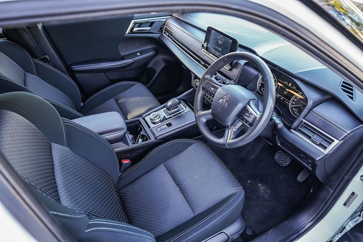2024 Mitsubishi Outlander ES ZM