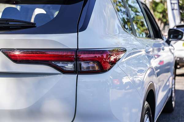 2024 Mitsubishi Outlander ES ZM