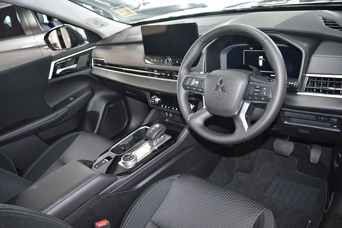 2025 Mitsubishi Outlander LS ZM