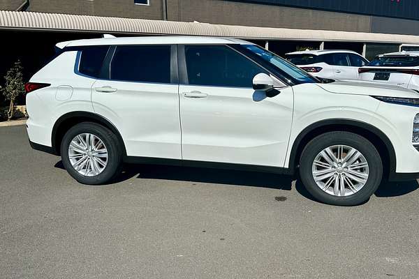 2024 Mitsubishi Outlander ES ZM
