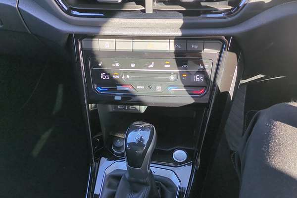 2025 Volkswagen T-Roc 140TSI R-Line D11