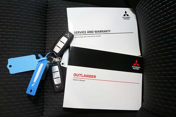 2025 Mitsubishi Outlander LS ZM
