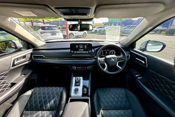 2024 Mitsubishi Outlander Exceed ZM