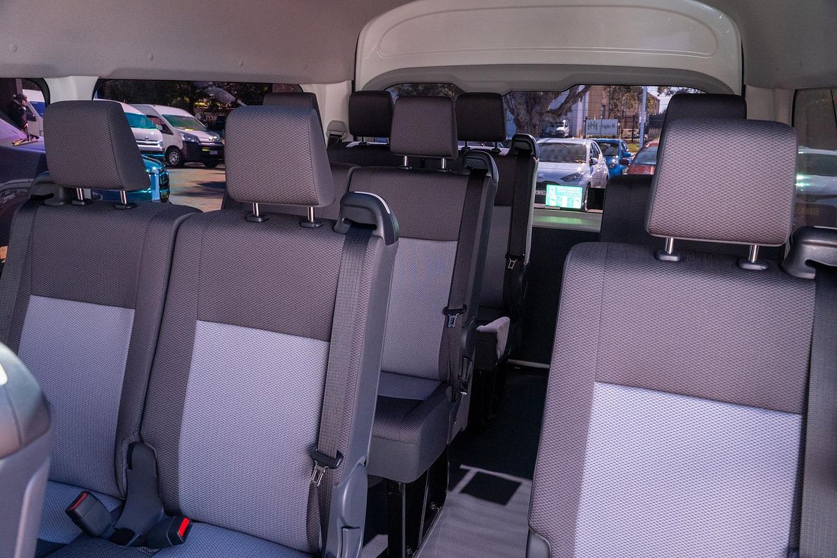 2025 Toyota Hiace Commuter GDH322R