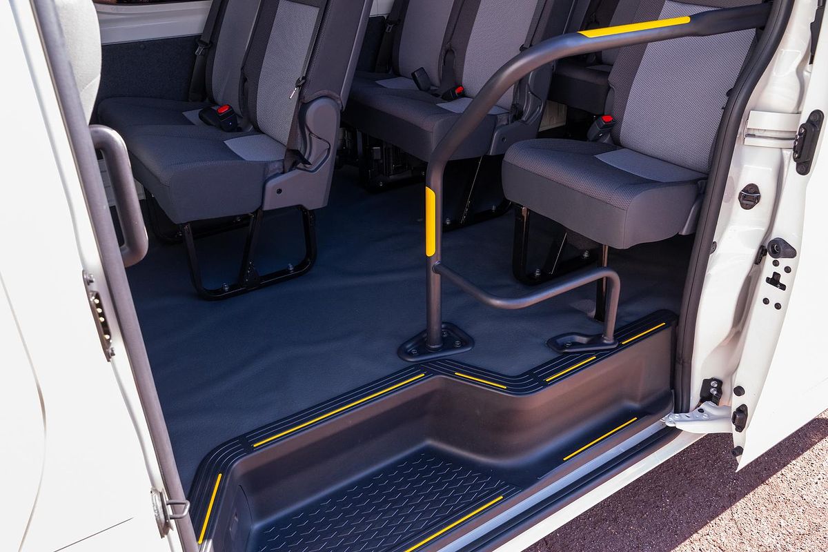 2025 Toyota Hiace Commuter GDH322R