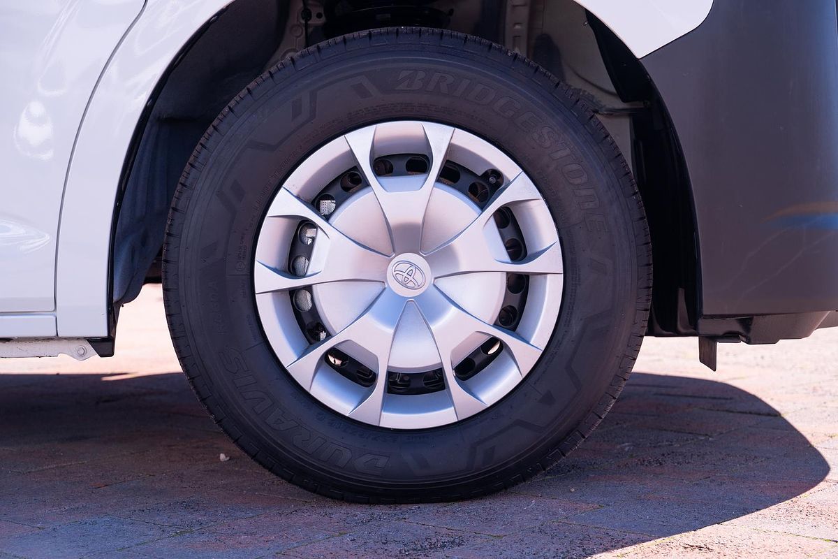 2025 Toyota Hiace Commuter GDH322R