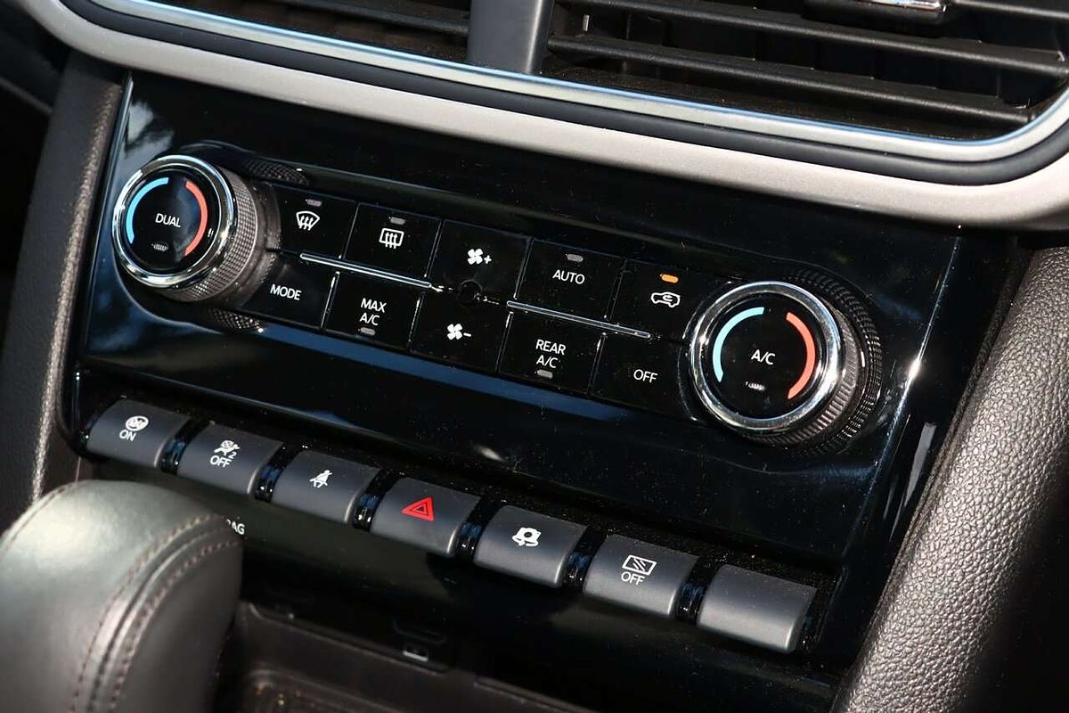 2024 Mahindra XUV700 AX7L