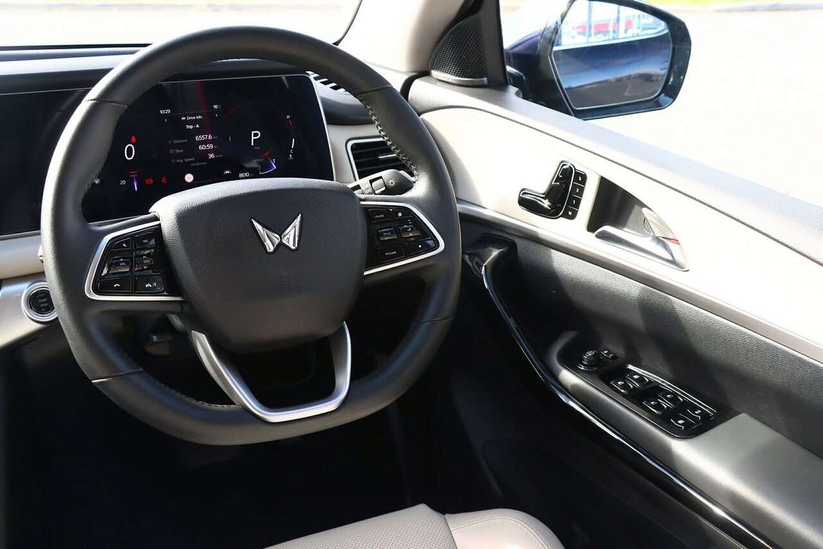 2024 Mahindra XUV700 AX7L