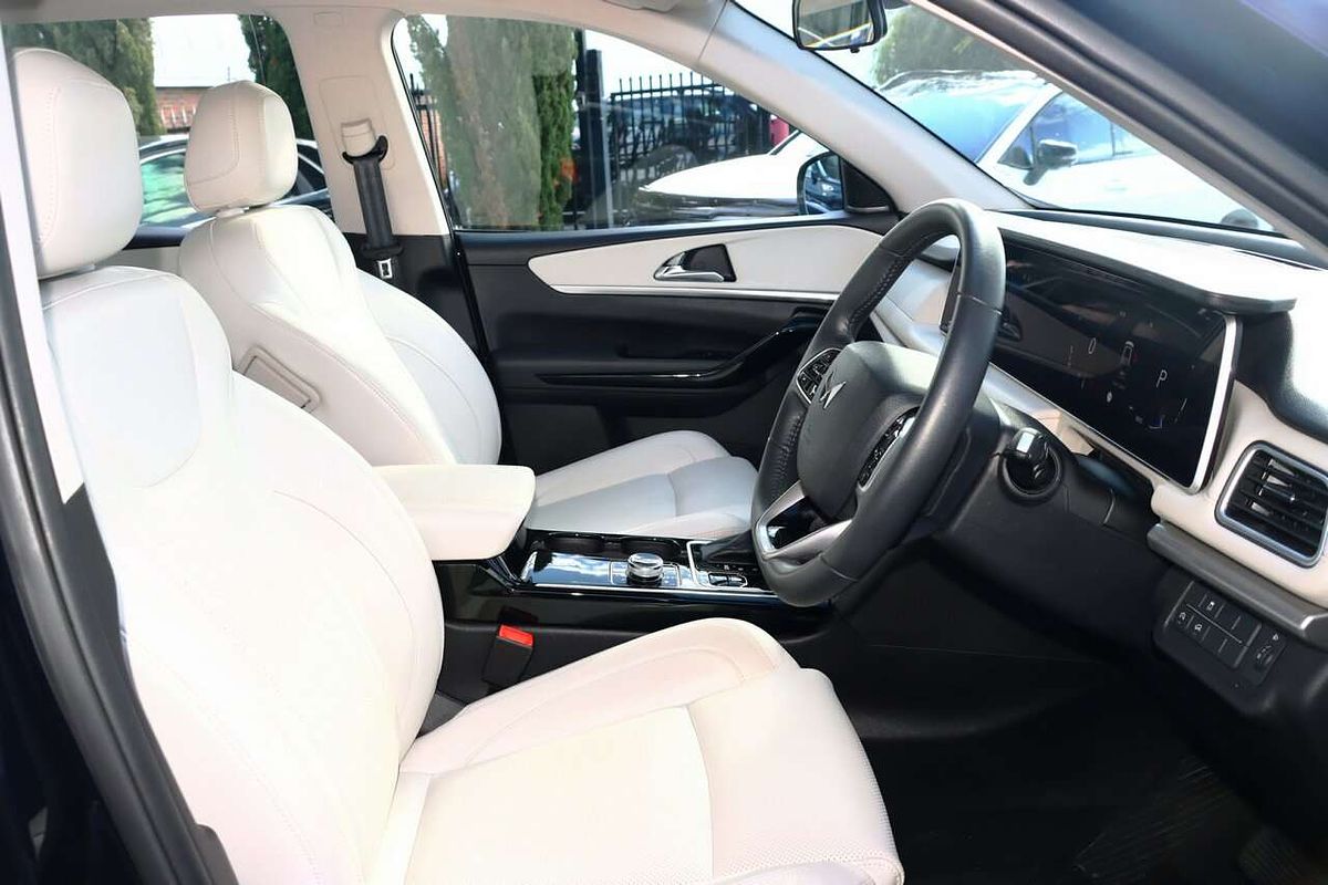 2024 Mahindra XUV700 AX7L