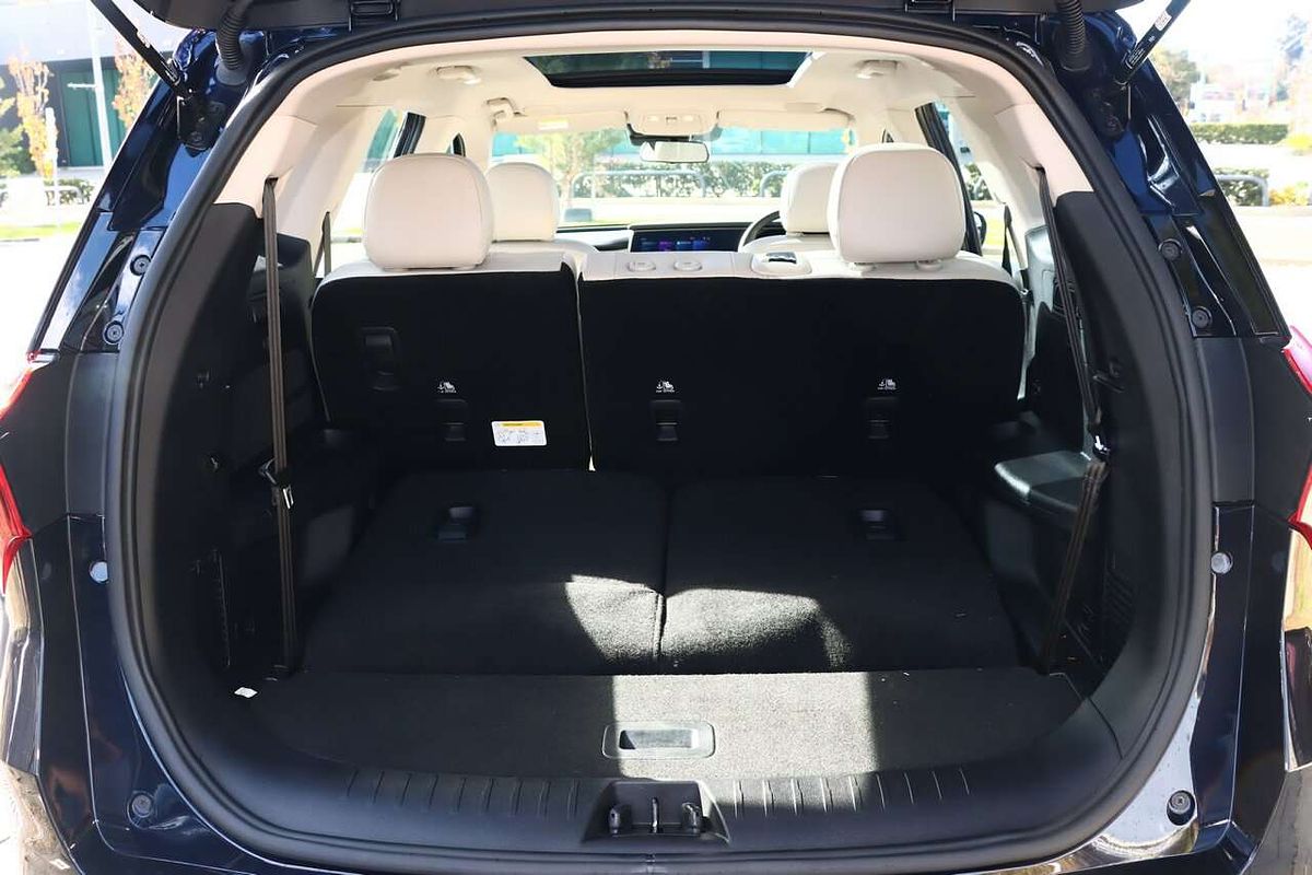 2024 Mahindra XUV700 AX7L